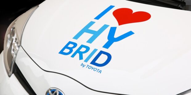 Průzkum EY: Češi jsou v adopci elektromobility opatrní, roste ale zájem o hybridy